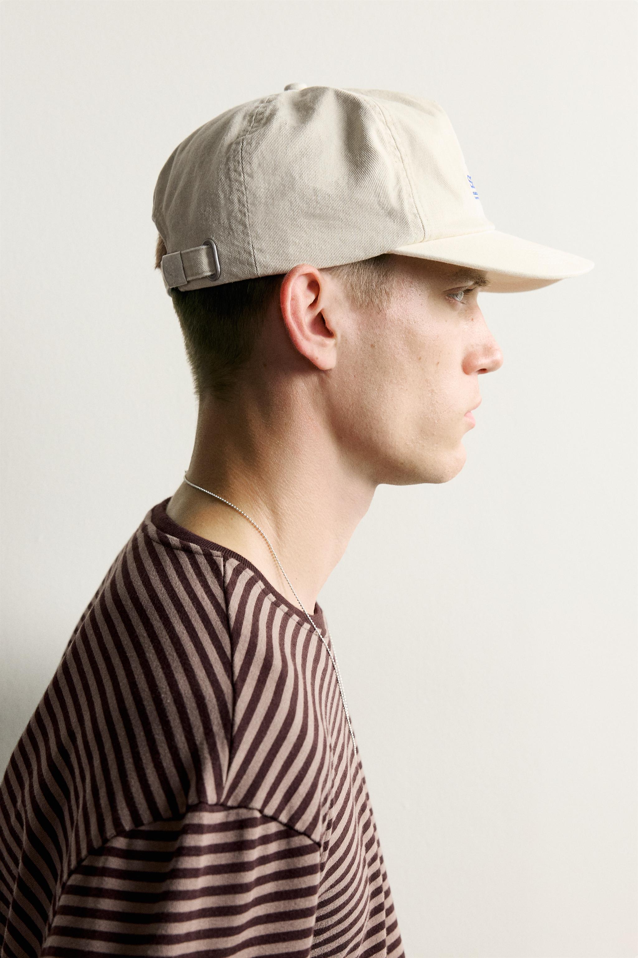 CASQUETTE À INSCRIPTION BRODÉE CONTRASTÉE